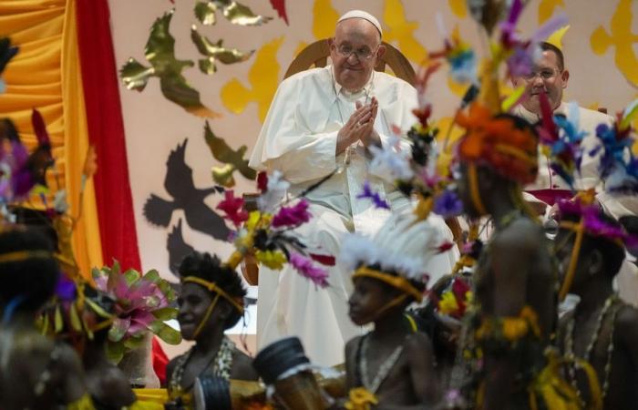 El
      Papa
      Francisco
      visita
      selvas
      remotas
      de
      Papúa
      Nueva
      Guinea