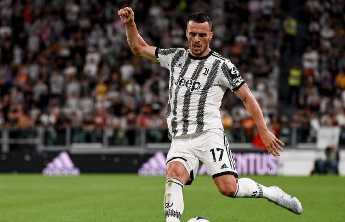 La
      Juventus
      espera
      obtener
      plusvalías
      mientras
      los
      gigantes
      turcos
      se
      disputan
      a
      Kostic