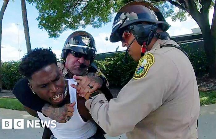 La
      policía
      de
      Miami
      publica
      un
      vídeo
      de
      una
      parada
      de
      tráfico
      en
      Tyreek
      Hill