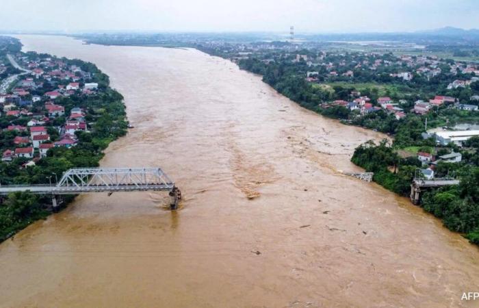 Se
      derrumba
      el
      puente
      de
      Phong
      Chau
      y
      varios
      vehículos
      caen
      al
      río