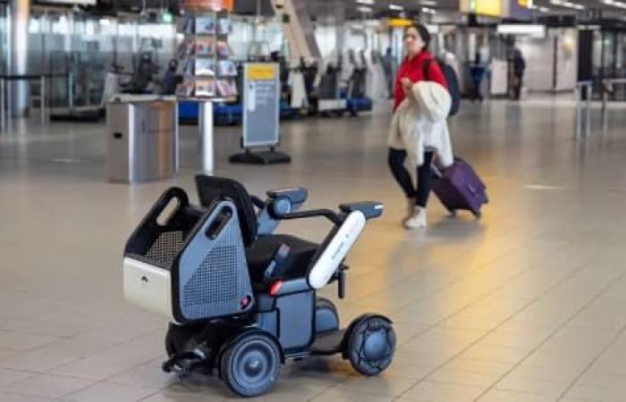 En
      el
      aeropuerto
      de
      Ámsterdam,
      sillas
      de
      ruedas
      autónomas
      acercan
      a
      los
      pasajeros
      a
      los
      aviones