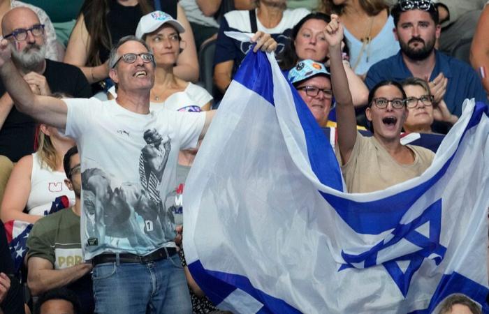 Aficionados
      de
      la
      selección
      nacional
      de
      fútbol
      de
      Israel
      piden
      un
      alto
      el
      fuego