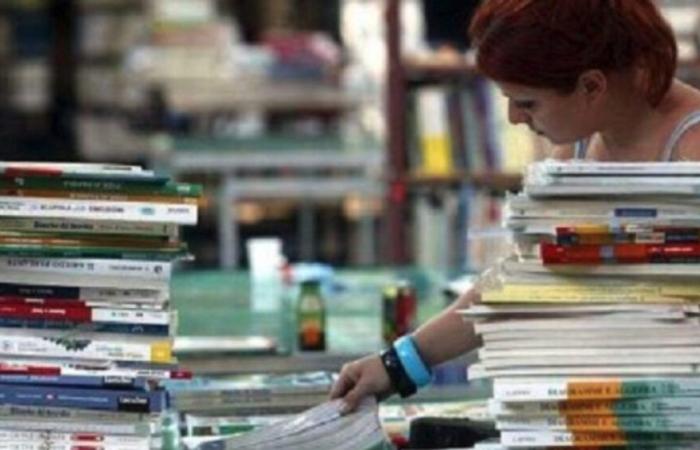 Distribución
      de
      vales
      para
      libros
      en
      Ottaviano
      el
      primer
      día
      de
      clases