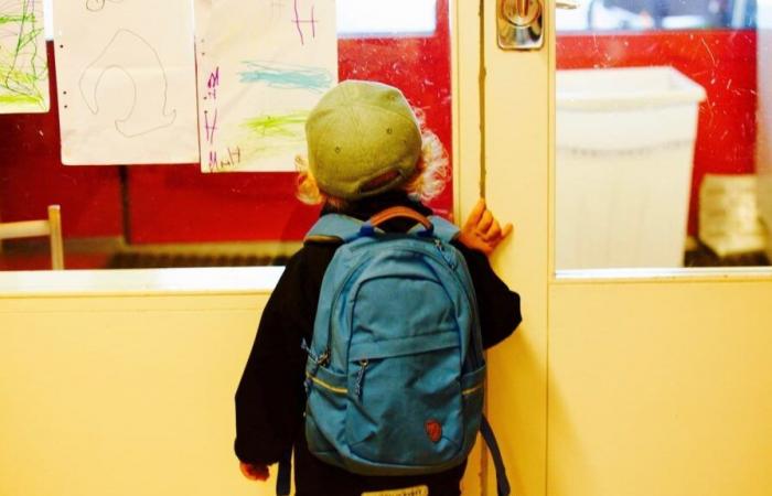 Un
      niño
      de
      tres
      años
      escapa
      de
      la
      vigilancia
      escolar
      y
      regresa
      caminando
      a
      casa