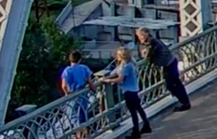 Jon
      Bon
      Jovi
      ayudó
      a
      una
      mujer
      en
      apuros
      a
      no
      saltar
      de
      un
      puente