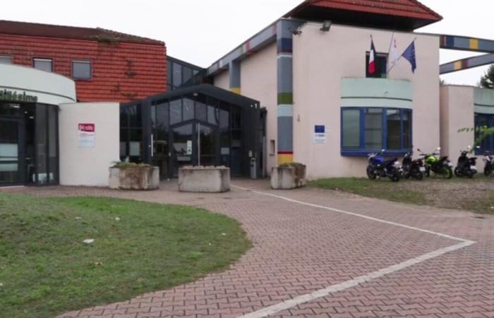 Tensión
      en
      un
      instituto
      tras
      amenazas
      racistas
      contra
      un
      profesor
      en
      Libourne