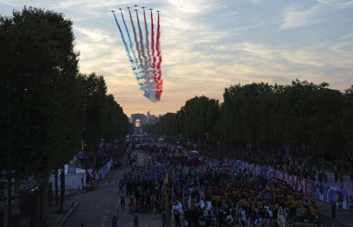 Último
      desfile
      de
      los
      atletas
      franceses
      en
      los
      Campos
      Elíseos