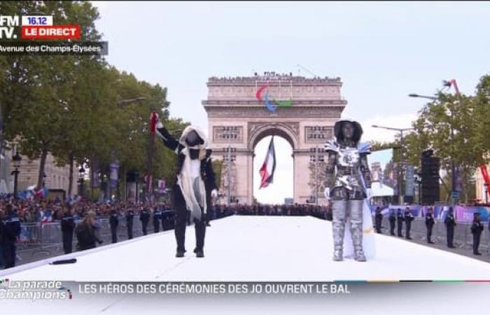 El
      jinete
      y
      el
      portador
      de
      la
      antorcha
      enmascarado
      regresan
      para
      el
      desfile
      de
      campeones