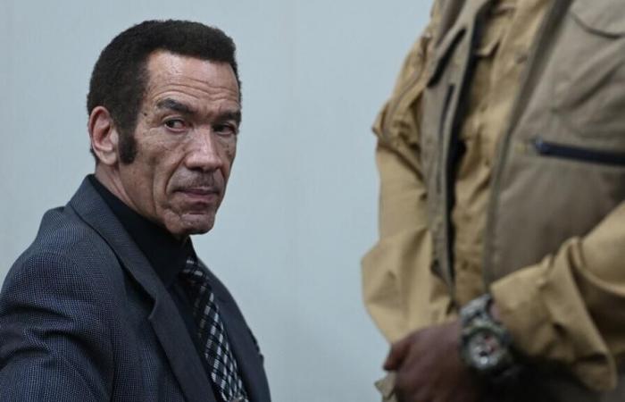 El
      expresidente
      Ian
      Khama
      regresa
      sorpresivamente
      tras
      tres
      años
      en
      el
      exilio