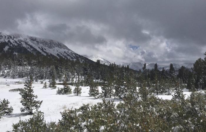 Una
      tormenta
      se
      prepara
      para
      asolar
      la
      Sierra
      de
      California