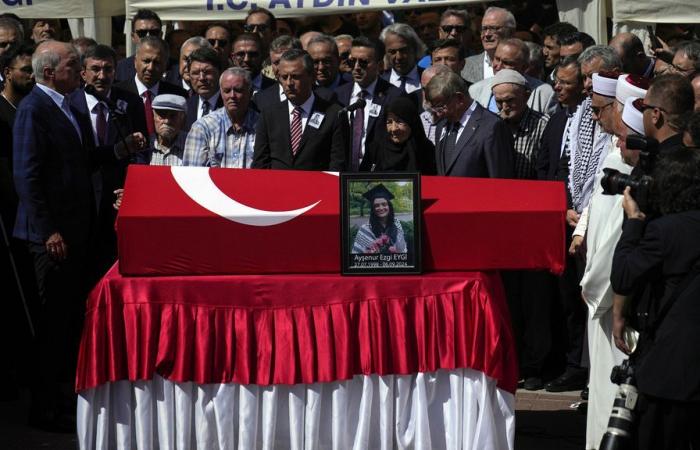 Activista
      turco-estadounidense
      asesinado
      en
      Cisjordania
      es
      enterrado
      como
      mártir
      en
      Turquía