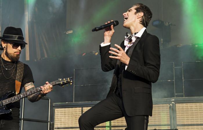 Pelea
      en
      el
      escenario
      entre
      miembros
      de
      la
      banda
      Jane's
      Addiction