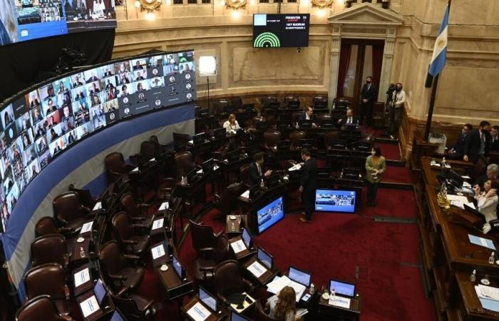 El
      Parlamento
      deroga
      por
      primera
      vez
      el
      decreto
      presidencial