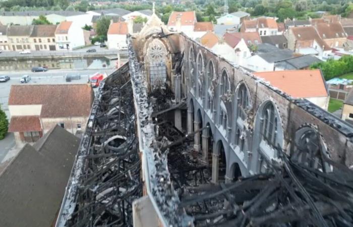 Continúan
      los
      trabajos
      para
      asegurar
      la
      iglesia,
      casi
      dos
      semanas
      después
      del
      incendio