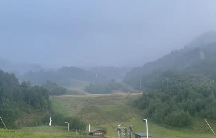 VÍDEO.
      Los
      primeros
      copos
      de
      nieve
      cayeron
      en
      las
      cumbres
      de
      Ariège
      este
      viernes
      por
      la
      mañana