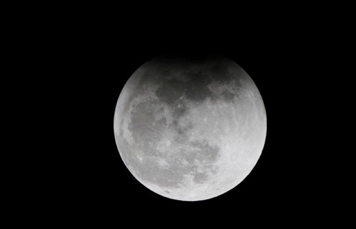 Eclipse
      parcial
      de
      Luna
      en
      la
      noche
      del
      17
      de
      septiembre