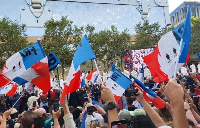 Una
      multitud
      nostálgica
      festejó
      por
      última
      vez
      a
      sus
      campeones
      en
      los
      Campos
      Elíseos