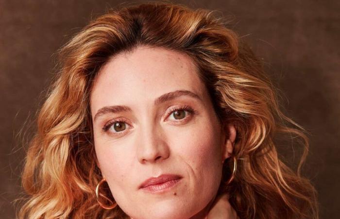 Evelyne
      Brochu
      ilumina
      la
      alfombra
      roja
      con
      su
      atuendo
      transparente