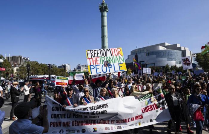 Cientos
      de
      manifestantes
      en
      París
      en
      apoyo
      a
      las
      mujeres
      iraníes
      –
      Mi
      Blog