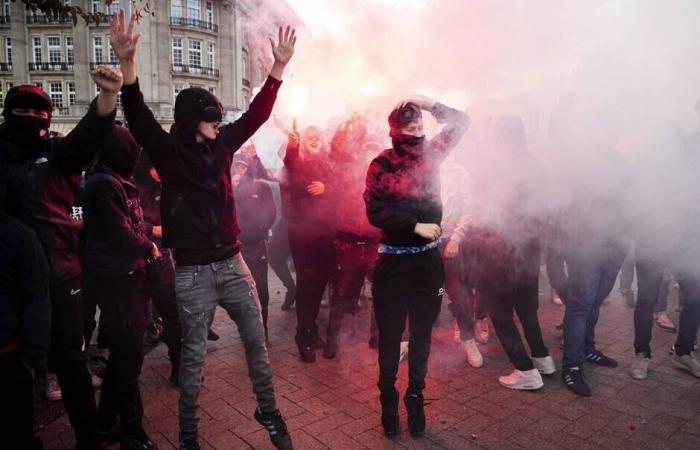 Los
      aficionados
      del
      Ajax
      se
      enfrentan
      a
      la
      policía
      en
      huelga
      en
      Ámsterdam