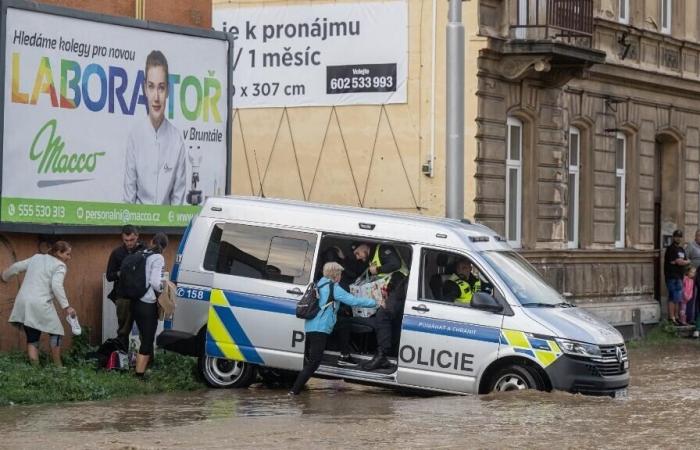 Continúan
      las
      evacuaciones
      masivas
      en
      Europa
      central,
      donde
      persiste
      la
      ansiedad