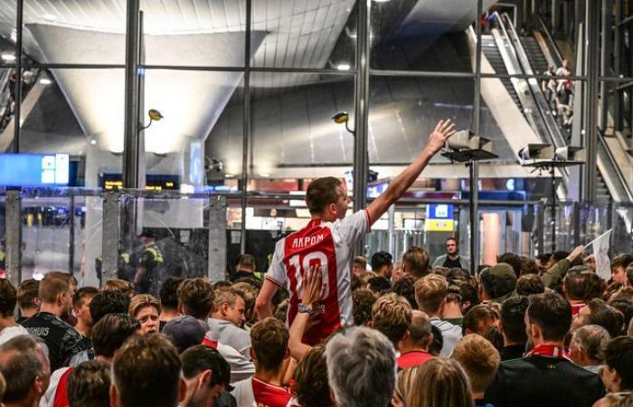 Enfrentamientos
      entre
      la
      policía
      en
      huelga
      y
      los
      hinchas
      del
      Ajax
      enfadados