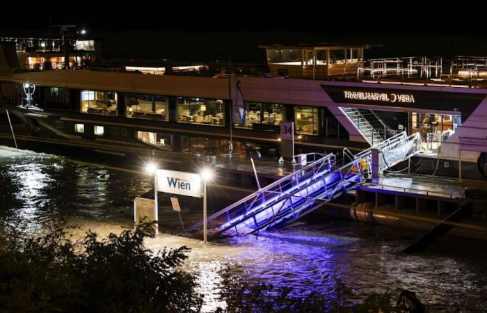 Tormenta:
      Debido
      a
      las
      inundaciones,
      hay
      personas
      atrapadas
      en
      el
      crucero