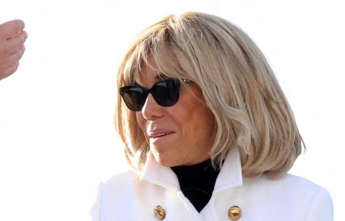 Brigitte
      Macron
      luce
      espectacular
      en
      el
      desfile
      de
      campeones
      con
      un
      moderno
      abrigo
      blanco
      largo