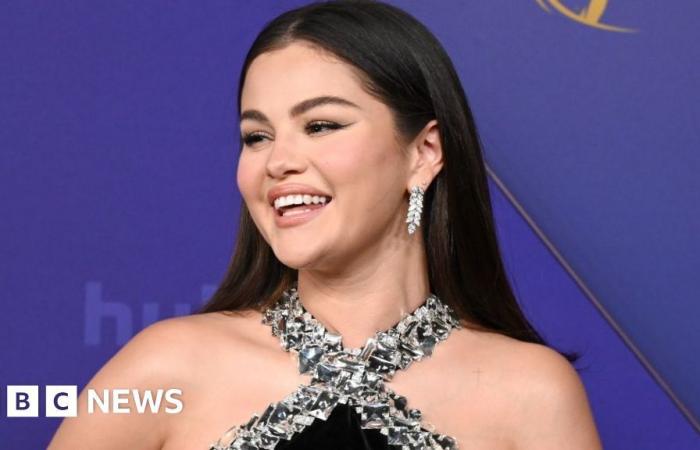 La
      alfombra
      roja
      de
      los
      Emmy
      en
      imágenes,
      desde
      Selena
      Gomez
      hasta
      Jennifer
      Aniston