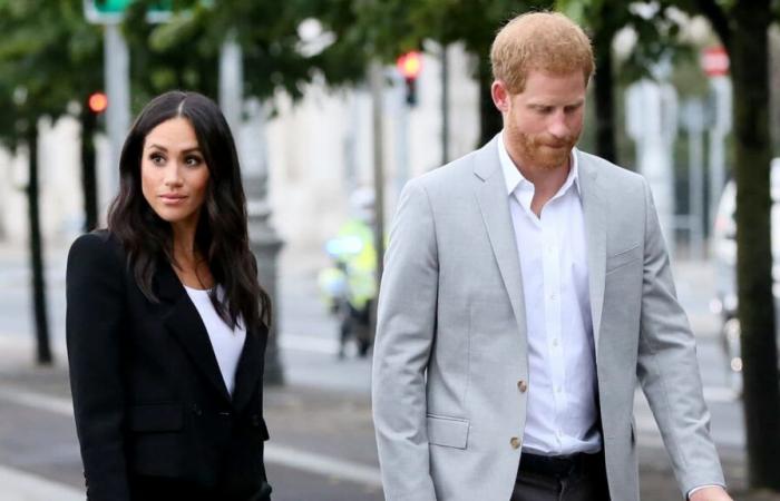 La
      familia
      real
      eliminó
      a
      Meghan
      de
      la
      foto
      utilizada
      para
      los
      votos