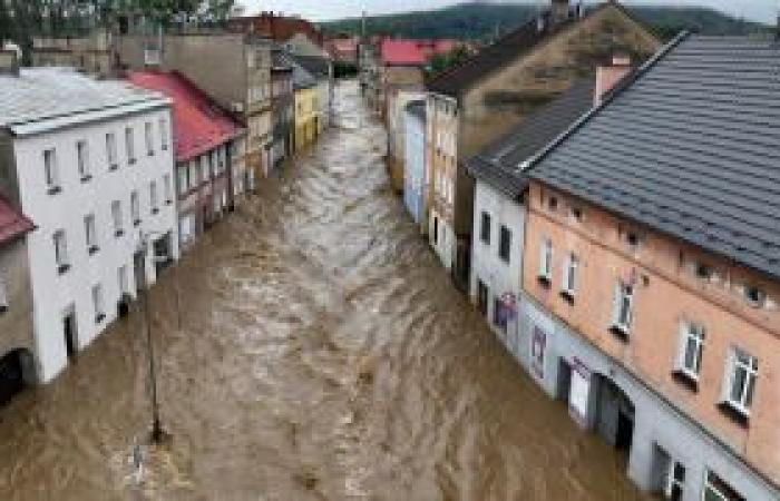 En
      Polonia,
      imágenes
      de
      la
      impresionante
      destrucción
      de
      la
      presa
      de
      Paczków
      –
      .