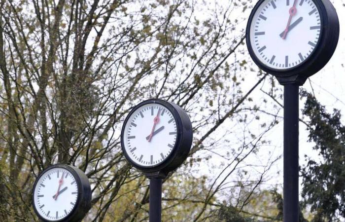 ¿Adelantar
      o
      atrasar
      el
      reloj
      al
      cambiar
      la
      hora?
      La
      mejor
      mnemotecnia