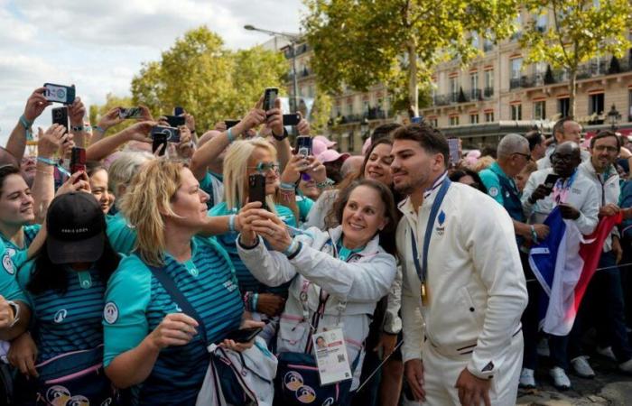 Las
      imágenes
      azul-blancas-rojas
      del
      desfile
      olímpico
      en
      los
      Campos
      Elíseos