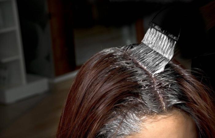 Mujer casi queda ciega tras usar tinte para el cabello