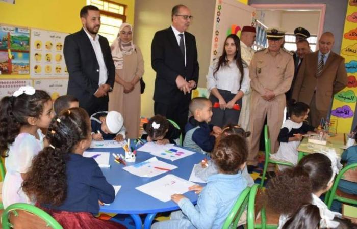 Un ponente de Midelt supervisa el lanzamiento de proyectos educativos para el inicio del año escolar