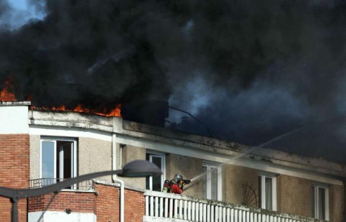 En París, impresionantes explosiones en un tejado tras un incendio; no hay heridos graves