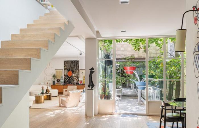 En París, su casa-estudio con terraza está en venta.