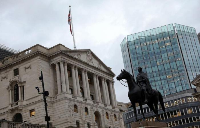 El Banco de Inglaterra deja sin cambios el tipo de interés clave, desafiando las expectativas de la Fed