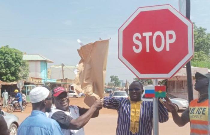 El distrito 12 de Uagadugú recibe la segunda oleada de señalización vial prometida por la Iniciativa Africana