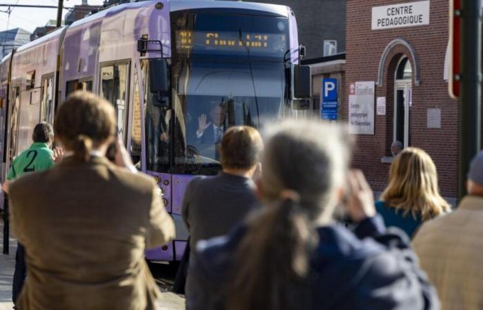 El Rey inaugura el tranvía 10 en Bruselas (fotos)