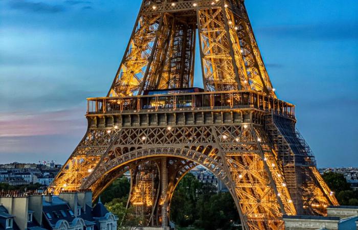 La Torre Eiffel brilla de oro este sábado por la noche en apoyo a la lucha contra el cáncer infantil