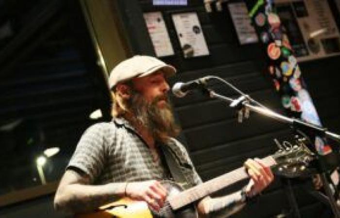 One man bands de blues de marca, con T. Lawrence y después Dollar Bill, en 1001 Bières (Amiens-80, 20 de septiembre de 2024)