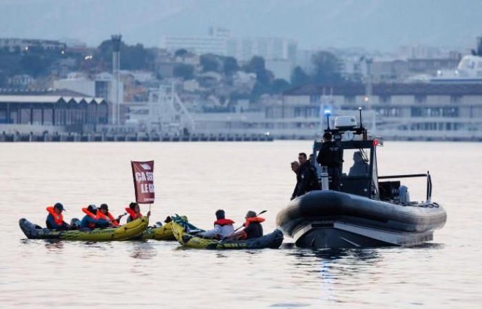 Activistas bloquean cruceros en Marsella (fotos)