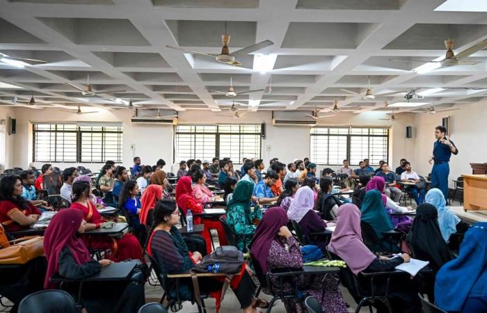 Cae ex primer ministro de Bangladesh | Estudiantes que protestan vuelven a la universidad