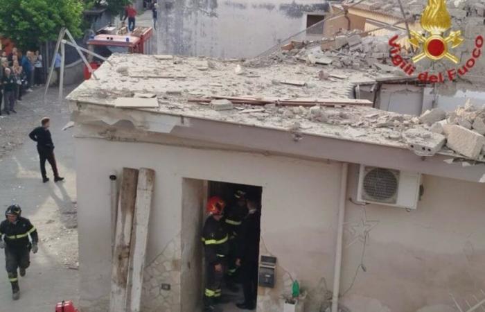 Dos niños muertos en derrumbe de edificio, otros aún buscados