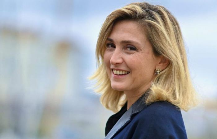 Julie Gayet reinterpreta el pequeño vestido negro parisino