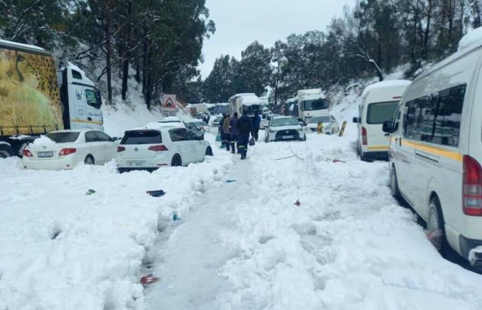 La nieve en Sudáfrica provoca caos en el tráfico