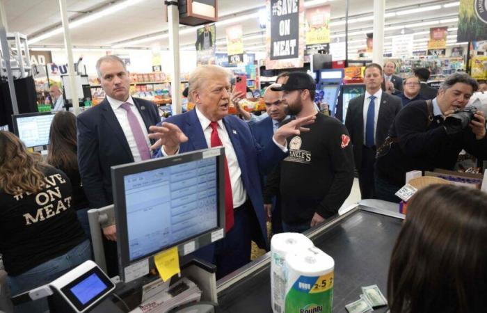 ¿Tenía Donald Trump derecho a regalar 100 dólares a un cliente de un supermercado durante su campaña?