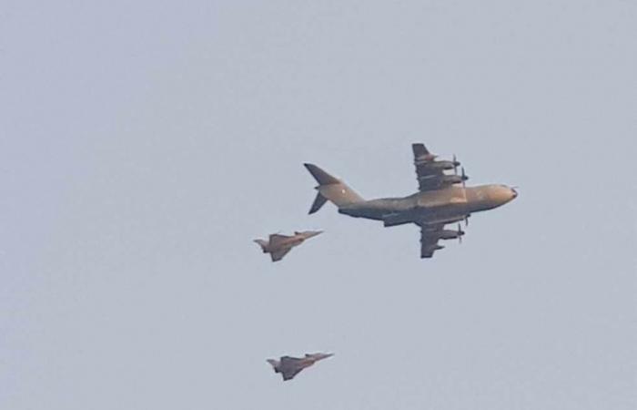 un avión grande y dos Rafales volando a muy baja altura, que pasó