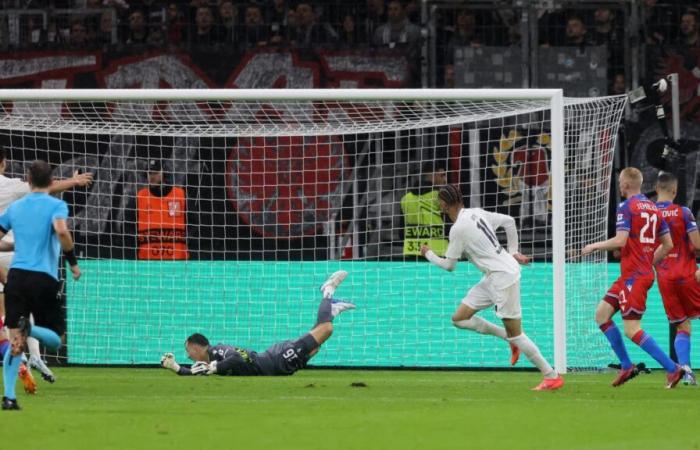 El vídeo gol de Ekitike con el Frankfurt (con un bonito fallo en la celebración)